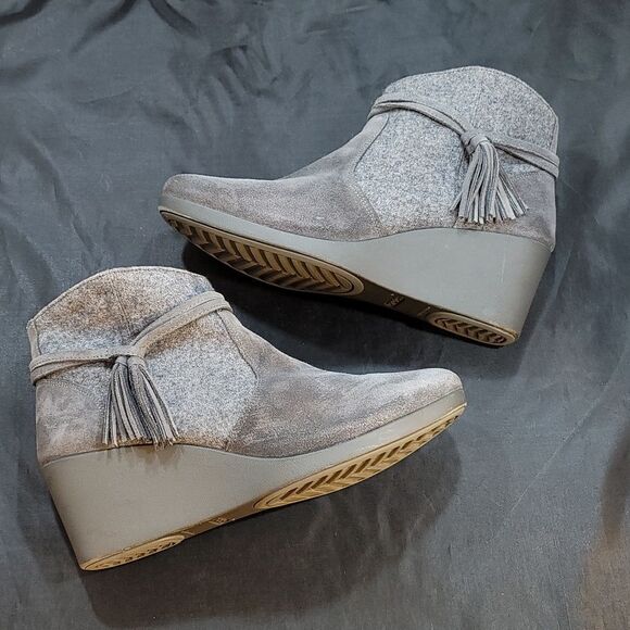 CROCS LEIGH SUEDE MIX WOMEN'S BOOTIE - Picture 9 of 14